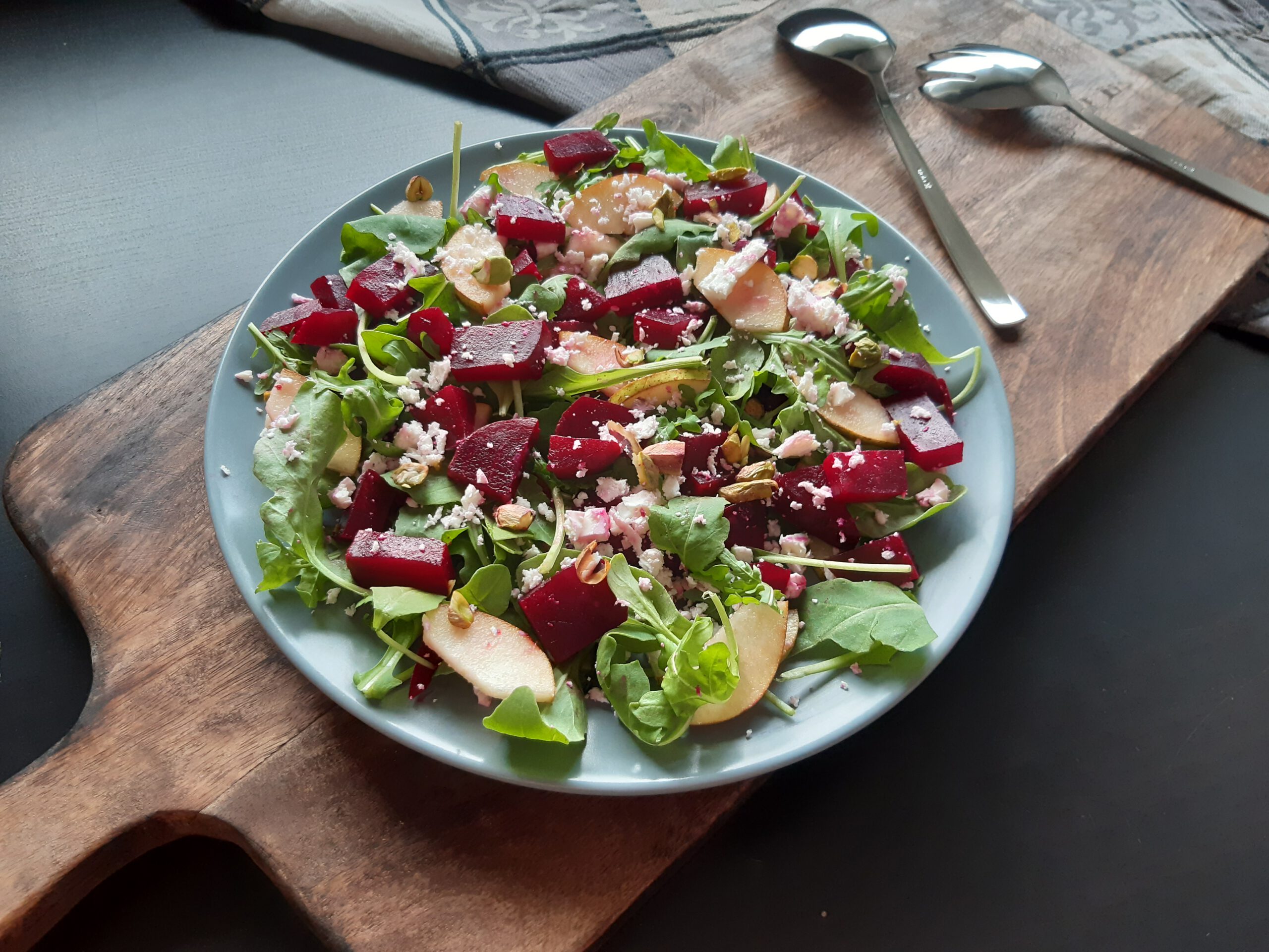 Simpele Rode Bietensalade Met Geroosterde Peer En Feta Die eet salades
