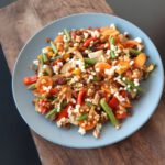 Een lauwwarme salade met parelcouscous met een hartverwarmend effect door de toevoeging van een snufje kaneel en nootmuskaat. Ideaal voor herfstige dagen, of gewoon omdat de salade zo ongelooflijk lekker is!