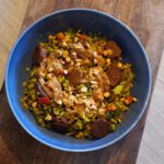 Nasi: wie houdt er niet van?! Maar, wist je ook dat je hier een gezonde twist aan kunt geven door (zilvervlies)rijst te vervangen door broccolirijst? Op deze manier krijg je niet alleen veel meer groente binnen, maar maak je je nasi ook nog eens koolhydraatbeperkt! Dubbel genieten dus! Daarnaast is het gerecht ook nog eens vegetarisch en staat het super snel op tafel.