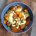 Een rijk gevulde salade met couscous, falafel, kleurrijke groentes én een heerlijke, zelf gemaakte yoghurtdressing. In één woord: genieten.